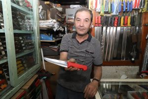 Bıçak ustası Kaytmaz, yaklaşan Kurban Bayramı öncesi_Karapürçek Gazetesi