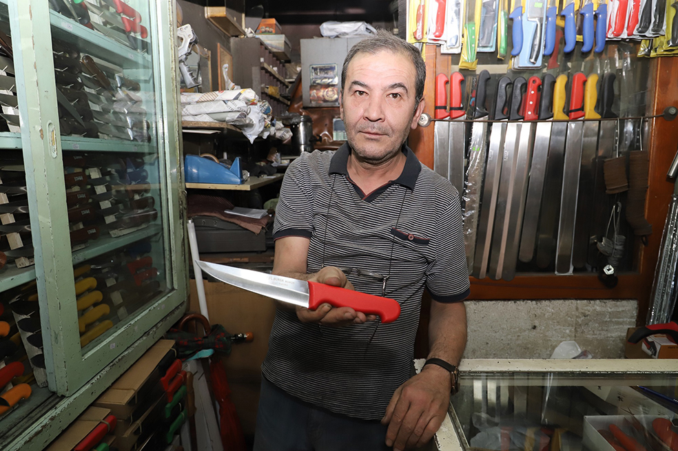 Bıçak ustası Kaytmaz, yaklaşan Kurban Bayramı öncesi_Karapürçek Gazetesi