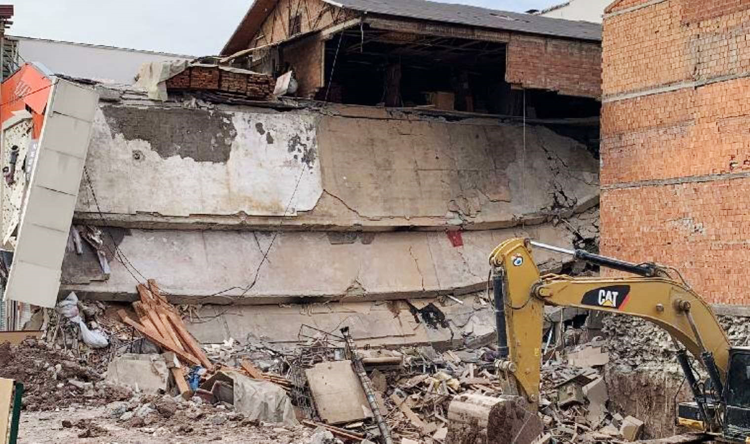 Sitelerde 3 Katlı Bina Çöktü_Karapürçek Gazetesi