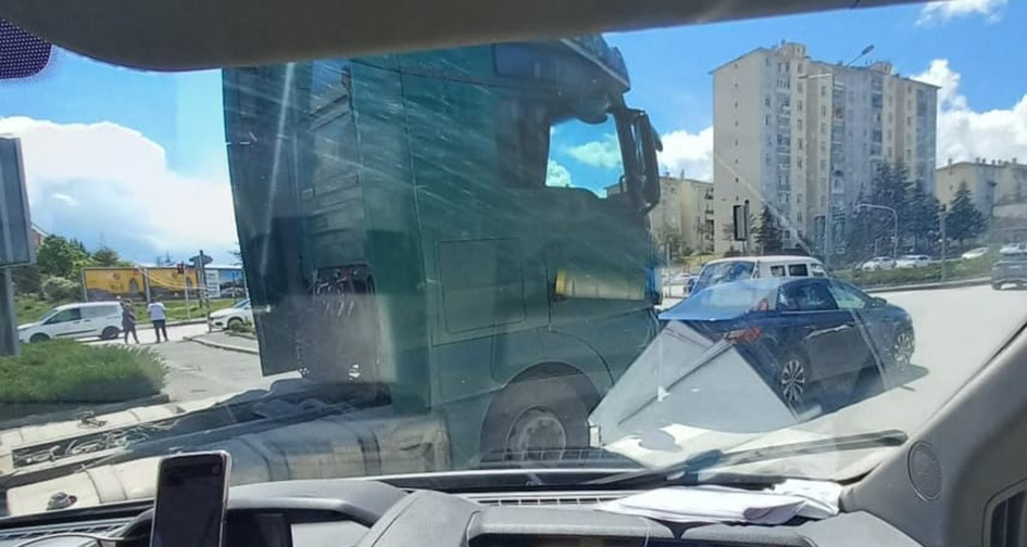 Batı Bulvarında maddi hasarlı_Karapürçek Gazetesi
