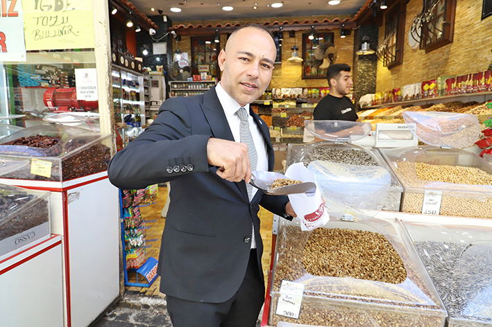 Kaliteli ve ekonomik aşurelik kuruyemişçiden_Karapürçek Gazetesi