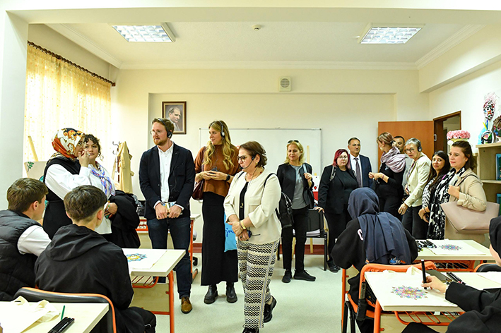 ALMAN HEYETTEN GENÇLİK MERKEZLERİNE ÖVGÜ_KARAPÜRÇEK GAZETESİ