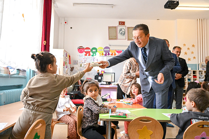 BAŞKAN TİRYAKİ’DEN MİNİK ÖĞRENCİLERE SÜRPRİZ_KARAPÜRÇEK GAZETESİ