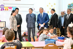 BAŞKAN TİRYAKİ’DEN MİNİK ÖĞRENCİLERE SÜRPRİZ_KARAPÜRÇEK GAZETESİ