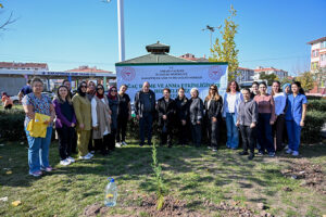 ALTINDAĞ’DA 100 FİDAN TOPRAKLA BULUŞTU_KARAPÜÜRÇEK GAZETESİ