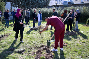 ALTINDAĞ’DA 100 FİDAN TOPRAKLA BULUŞTU_KARAPÜÜRÇEK GAZETESİ