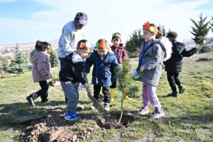 ALTINDAĞ'DA FİDANLAR AĞACA, AĞAÇLAR ORMANA_KARAPÜRÇEK GAZETESİ