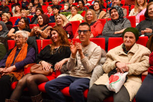 ALTINDAĞLI KADINLAR SAHNEDE DEVLEŞTİ_Karapürçek Gazetesi