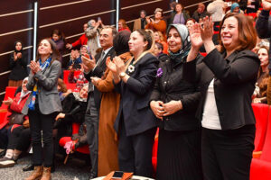 ALTINDAĞLI KADINLAR SAHNEDE DEVLEŞTİ_Karapürçek Gazetesi