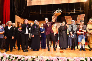 ALTINDAĞLI KADINLAR SAHNEDE DEVLEŞTİ_Karapürçek Gazetesi