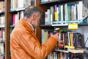 KARAPÜRÇEĞİN 71 YAŞINDAKİ KİTAP KURDU_Karapürçek Gazetsei